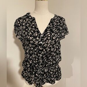 NWT‎ DR2 b&w floral top. Ties at waist